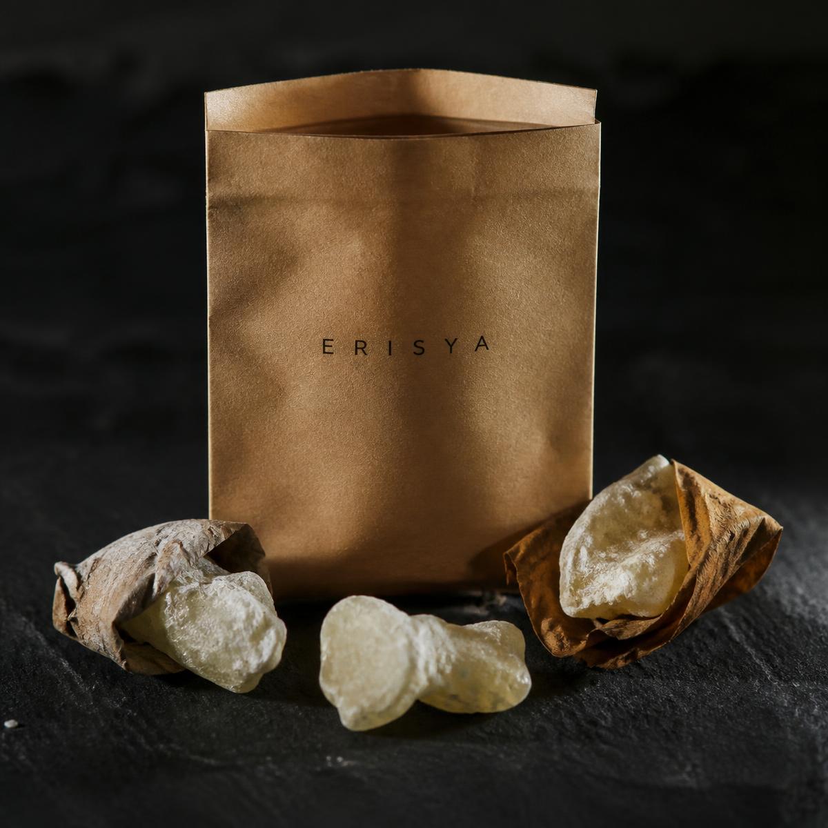 Blocs blancs et opaques de copal pom du Mexique, dont deux enveloppés de feuille séchée.